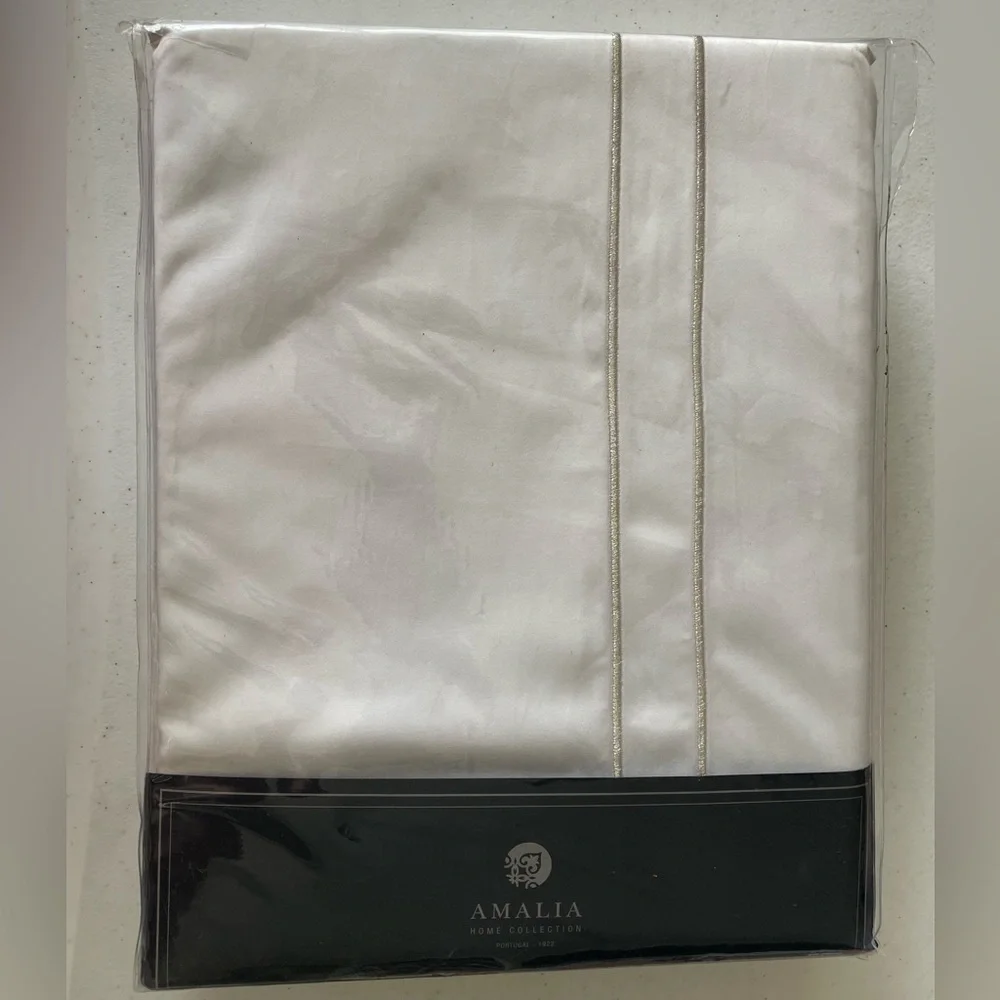 Amalia Home Collection Dalila Queen Duvet Cover in White and Silver